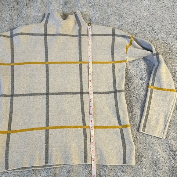 EUC Women’s Tahari Sweater size small - Picture 4 of 6